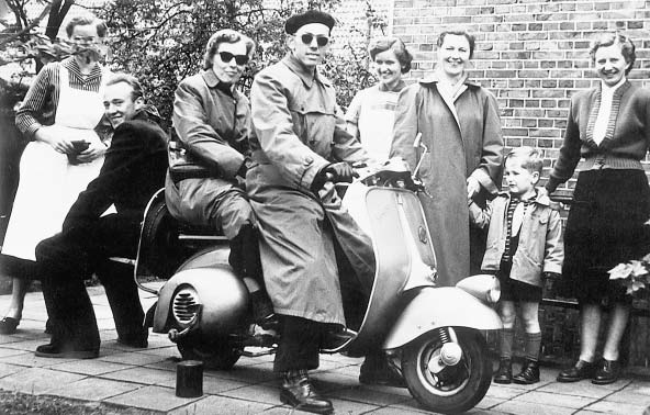 50er 6 Junges Paar auf Motorroller Foto privat