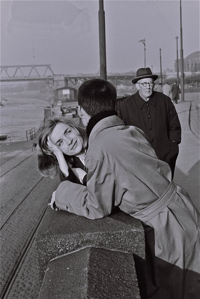 Christa Peters am Rheinufer Köln um