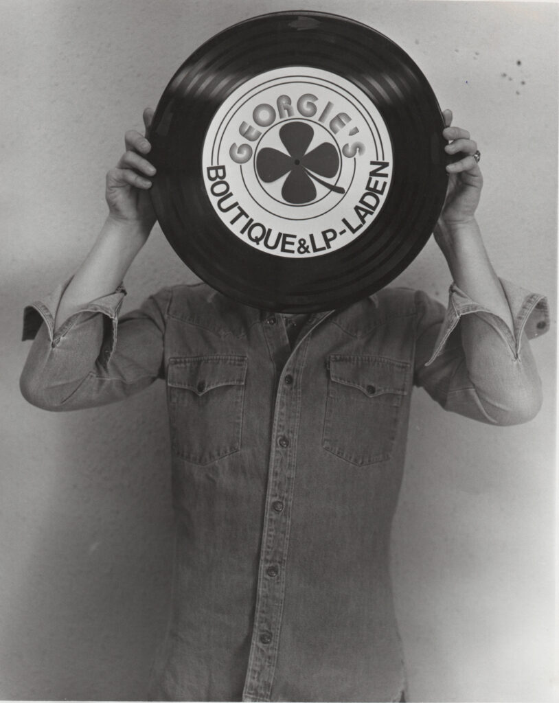 George mit Schallplatte vor dem Kopf